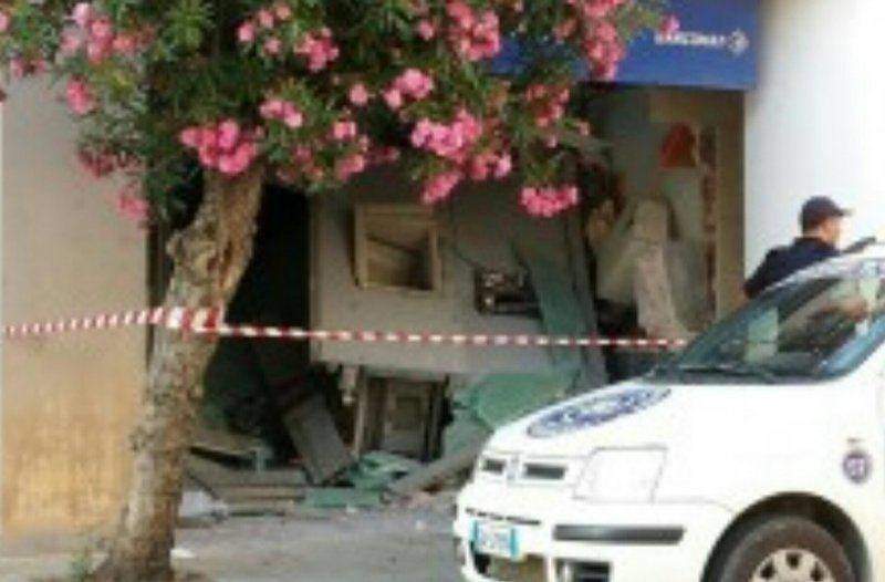 Cassibile: tentano di rapinare una banca sfondando la vetrata con un camion