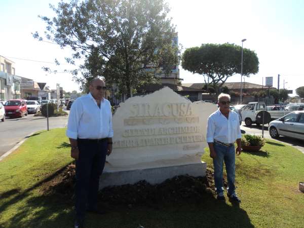 Siracusa: inaugurata la nuova targa all’entrata sud della città