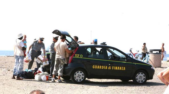 Sicilia, Catania: maxi sequestro della Finanza su merce contraffata in vendita nelle spiagge del litorale etneo