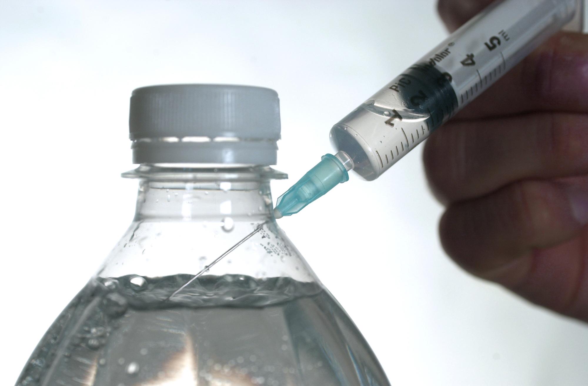 Pachino, bottiglia di acqua minerale manomessa: 47enne ustionata