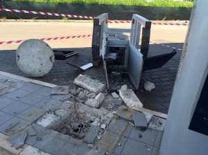 Carlentini: sradicato uno sportello bancomat da un’area di servizio. Indaga la Polizia