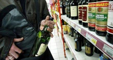 Lentini, furto all’interno di un supermercato. Denunciata una donna sorpresa a nascondere delle bottiglie di liquore in borsa