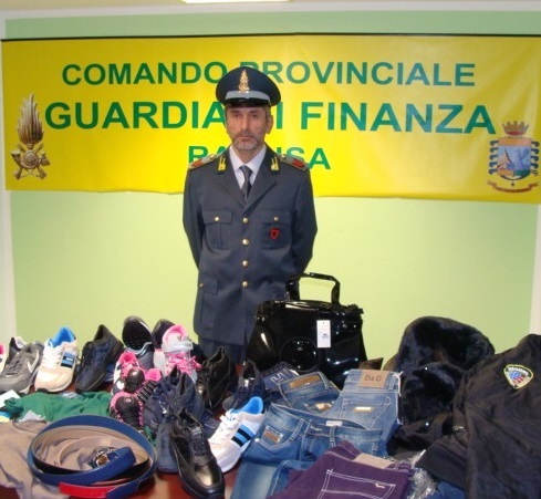 Comiso: grosse quantità di merce contraffatta sequestrata dalla Guardia di Finanza. Denunciati tre commercianti senegalesi