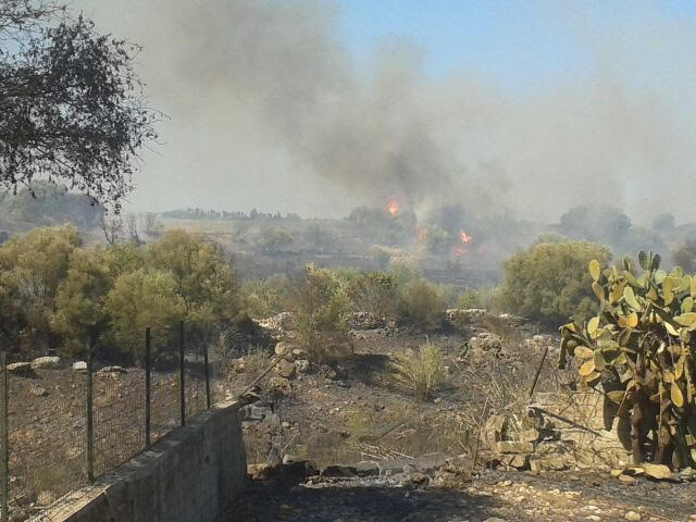 Siracusa: fiamme nei pressi della Maremonti. I Vigili del Fuoco impegnati da ore per domare un vasto incendio