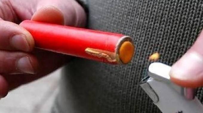 Siracusa: accende un petardo nei pressi di un luogo di culto, denunciato