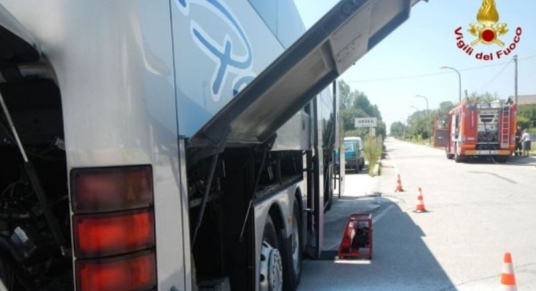 Pullman in fiamme, autista siracusano sventa la tragedia: condotti in salvo giovani siciliani in gita nel bellunese