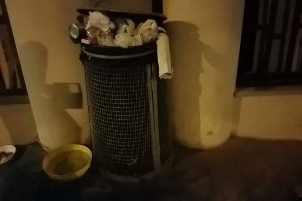 Siracusa: contenitori colmi di rifiuti davanti la Guardia Medica di Fontane Bianche