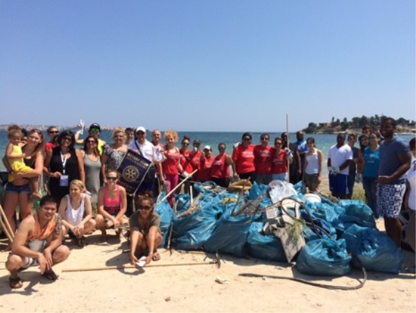 Siracusa, combattere l’inquinamento marino e costiero con interventi locali mirati: l’iniziativa del Rotary Ortigia alla spiaggia di via La Maddalena