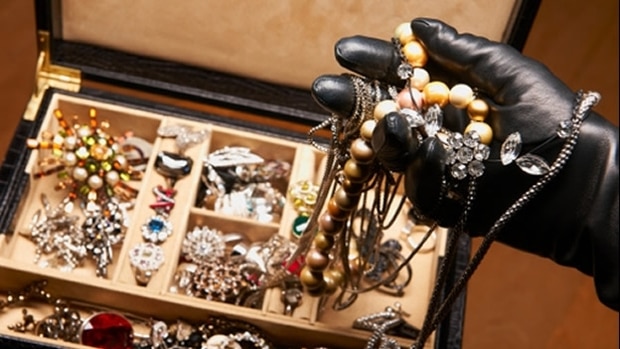 Lentini, rapina a mano armata in una gioielleria di Via Termini: sottratti 10.000 euro di preziosi