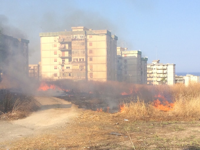 Siracusa, incendio di sterpaglie in via Damone: interviene la Polizia di Stato