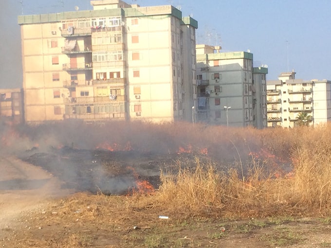 Siracusa, incendio di sterpaglie in via Damone: interviene la Polizia di Stato
