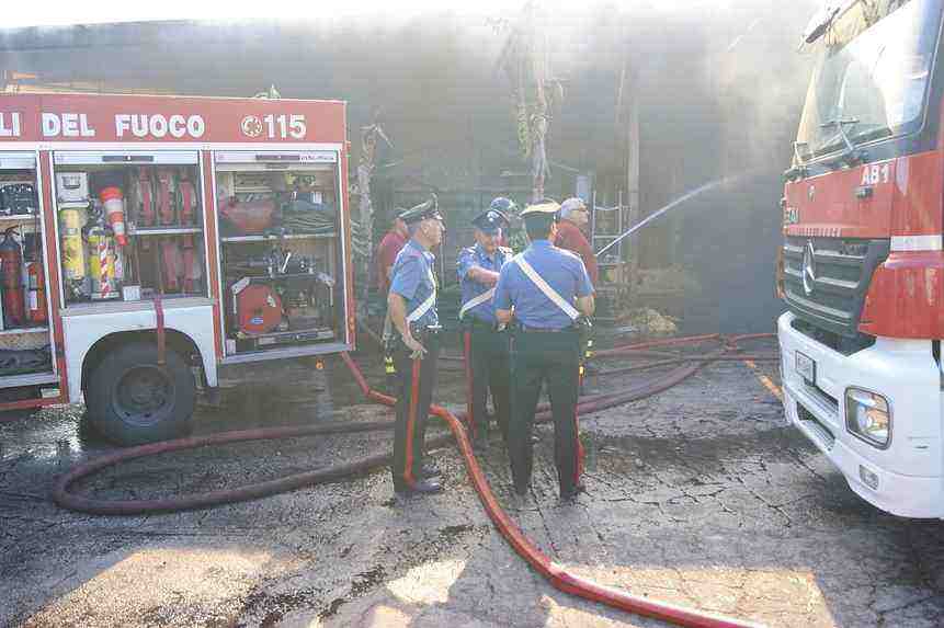 Solarino: brucia un magazzino all’altezza del cimitero comunale, l’ipotesi è dolosa