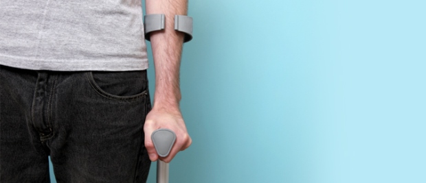 Avola, aggrediscono un uomo con una stampella: denunciate due persone dalla Polizia