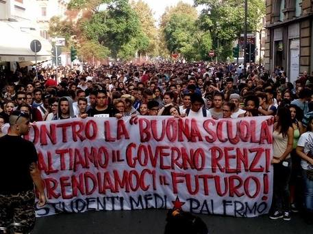 Siracusa: manifestazione degli studenti contro la “Buona scuola” di Renzi, un corteo dal campo scuola “Pippo Di Natale” a Piazza Pancali