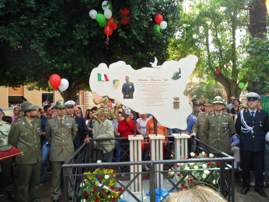 Francofonte: commozione e lacrime durante la cerimonia di cointitolazione di piazza Dante a Damiano Ville