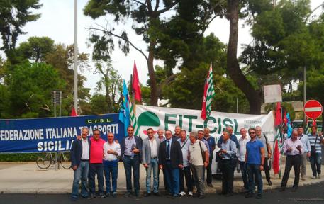 Sciopero regionale del trasporto pubblico locale. Un centinaio di lavoratori protestano in piazza Indipendenza a Palermo