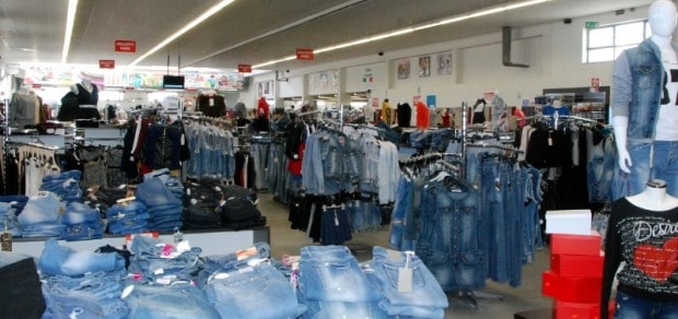 Siracusa, maxi sequestro della Guardia di Finanza: trovati oltre 456.000 prodotti non sicuri in sei negozi cinesi