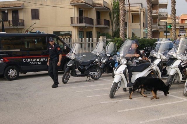 Pachino: controlli antidroga nelle scuole, impiegate anche unità cinofile dei Carabinieri