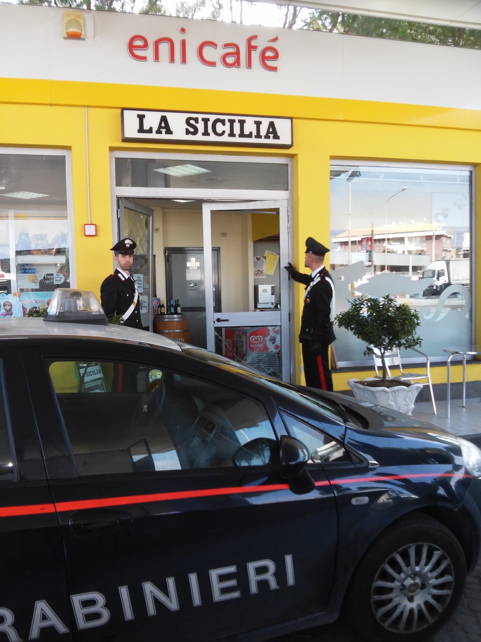 Francofonte: frantumano la vetrina di un bar tabacchi. E’ caccia agli autori del furto