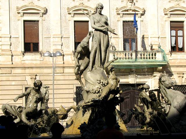 Siracusa: la fontana di Diana si colora di rosso per la Giornata Internazionale contro la Violenza sulle Donne