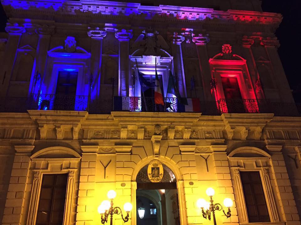 Siracusa. Il Vermexio si illumina con il tricolore francese