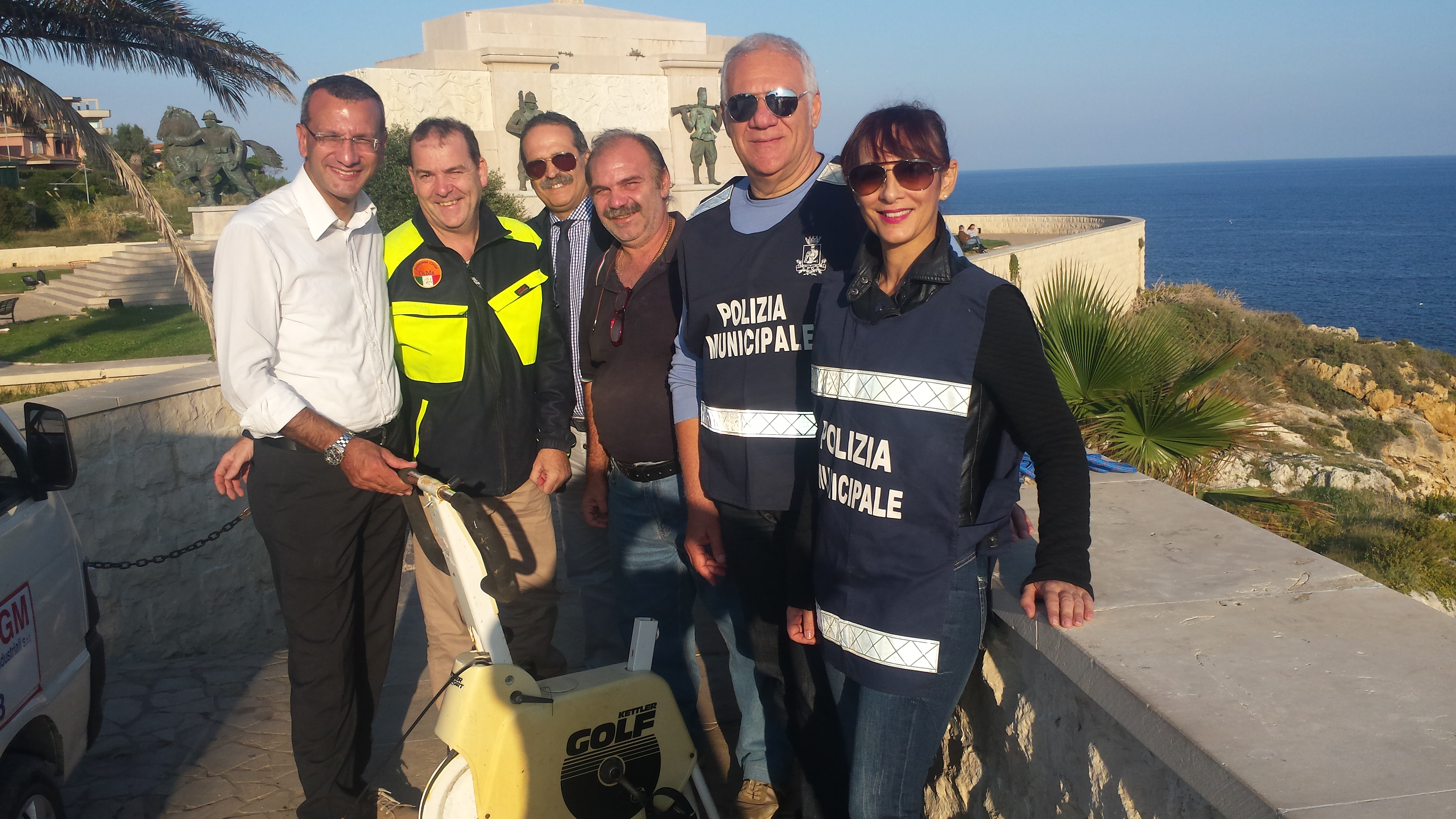 Siracusa: ripulita la scarpata del Monumento ai Caduti. Tra i rifiuti c’era anche una cyclette