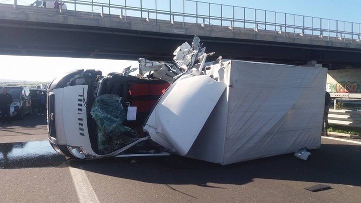 Incidente autostrada Siracusa-Catania: due camion coinvolti, uno si ribalta. Traffico in tilt