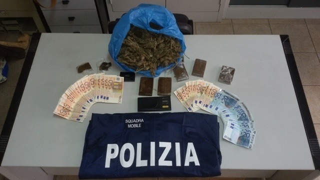 Siracusa: spaccio stupefacenti in un’abitazione di via Lungomare Ortigia, arrestato un 47enne dalla Polizia