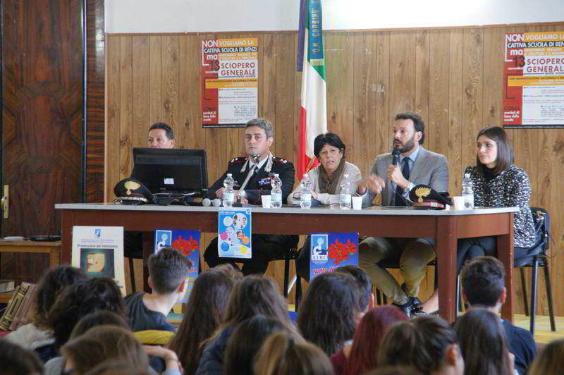 Siracusa, giornata mondiale contro la violenza sulle donne: i Carabinieri incontrano gli studenti del “Corbino”