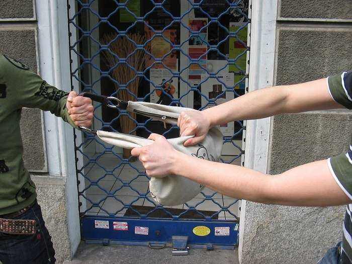 Siracusa: coppia di coniugi “scippata” in via Crispi da tre malviventi, indagini della Polizia in corso