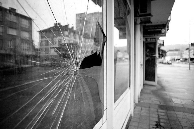 Siracusa: ubriaca danneggia la vetrina di un negozio, denunciata dalla Polizia