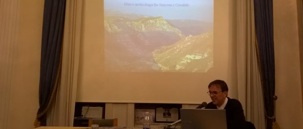 L’EROE FOLLE E LA DEA STRANIERA: MITO E ARCHEOLOGIA FRA SIRACUSA E CASSIBILE” siracusa times