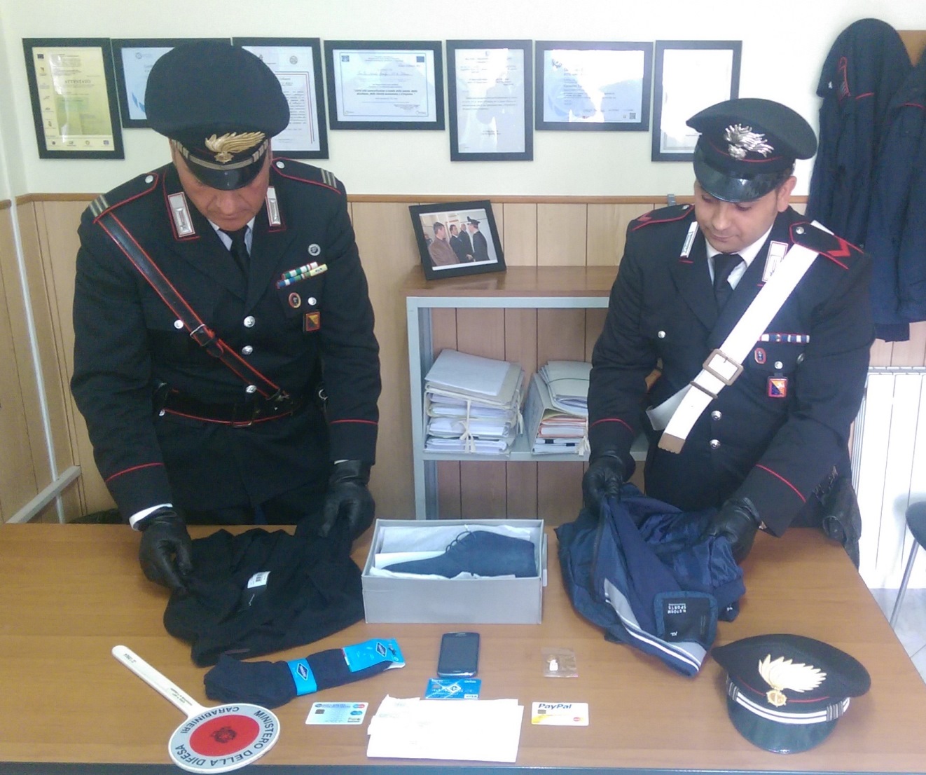 Rosolini, ruba il portafogli di un dipendente comunale e usa il bancomat per fare acquisti: arrestato per furto aggravato e indebito utilizzo di carte di pagamento