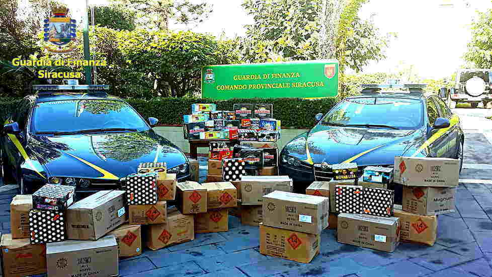 Siracusa, sequestrata una “Santa Barbara” di botti illegali. Sigilli a un deposito adibito allo stoccaggio