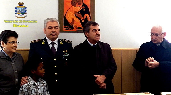 Solarino, 800 capi di abbigliamento donati in beneficenza dalla Finanza di Siracusa