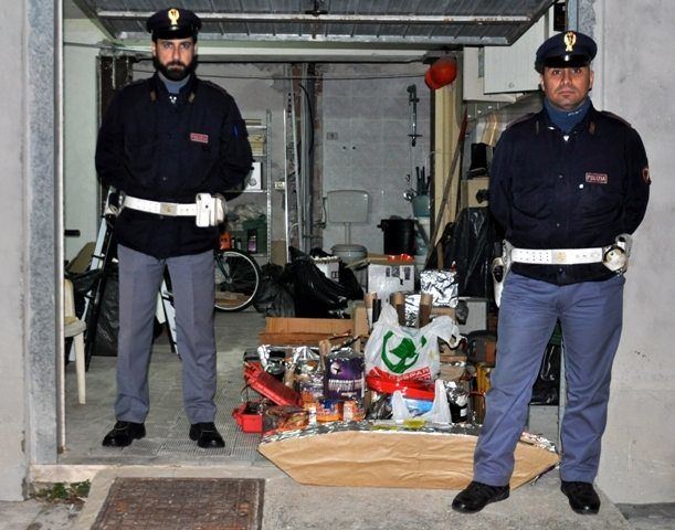 Augusta, maxi sequestro di botti illegali. Denunciato un uomo dalla Polizia