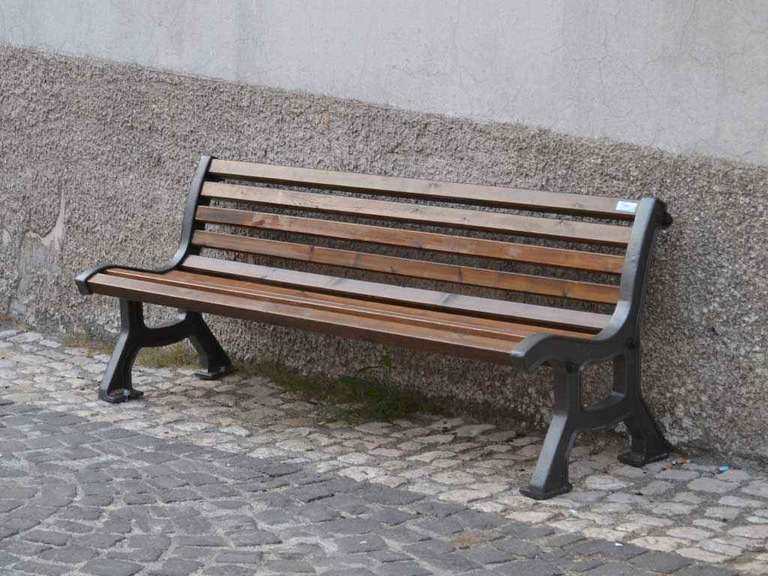 Siracusa: fa i suoi bisogni in una panchina di Corso Umberto, deunciata 57enne dalla Polizia