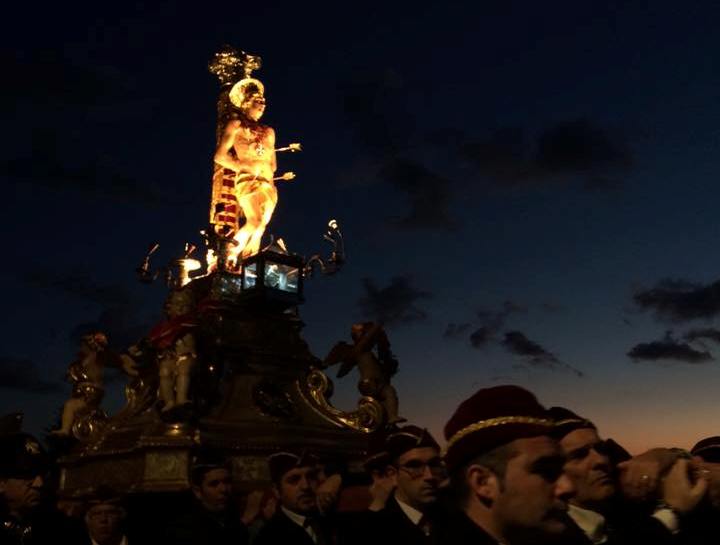Siracusa abbraccia il suo compatrono, san Sebastiano. Il simulacro del bimartire ha percorso, ieri, le vie di Ortigia