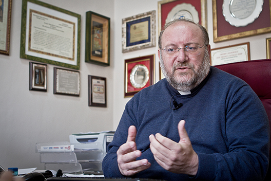 Avola. Don Fortunato Di Noto denuncia violenze su bambini e viene offeso pesantemente su Facebook