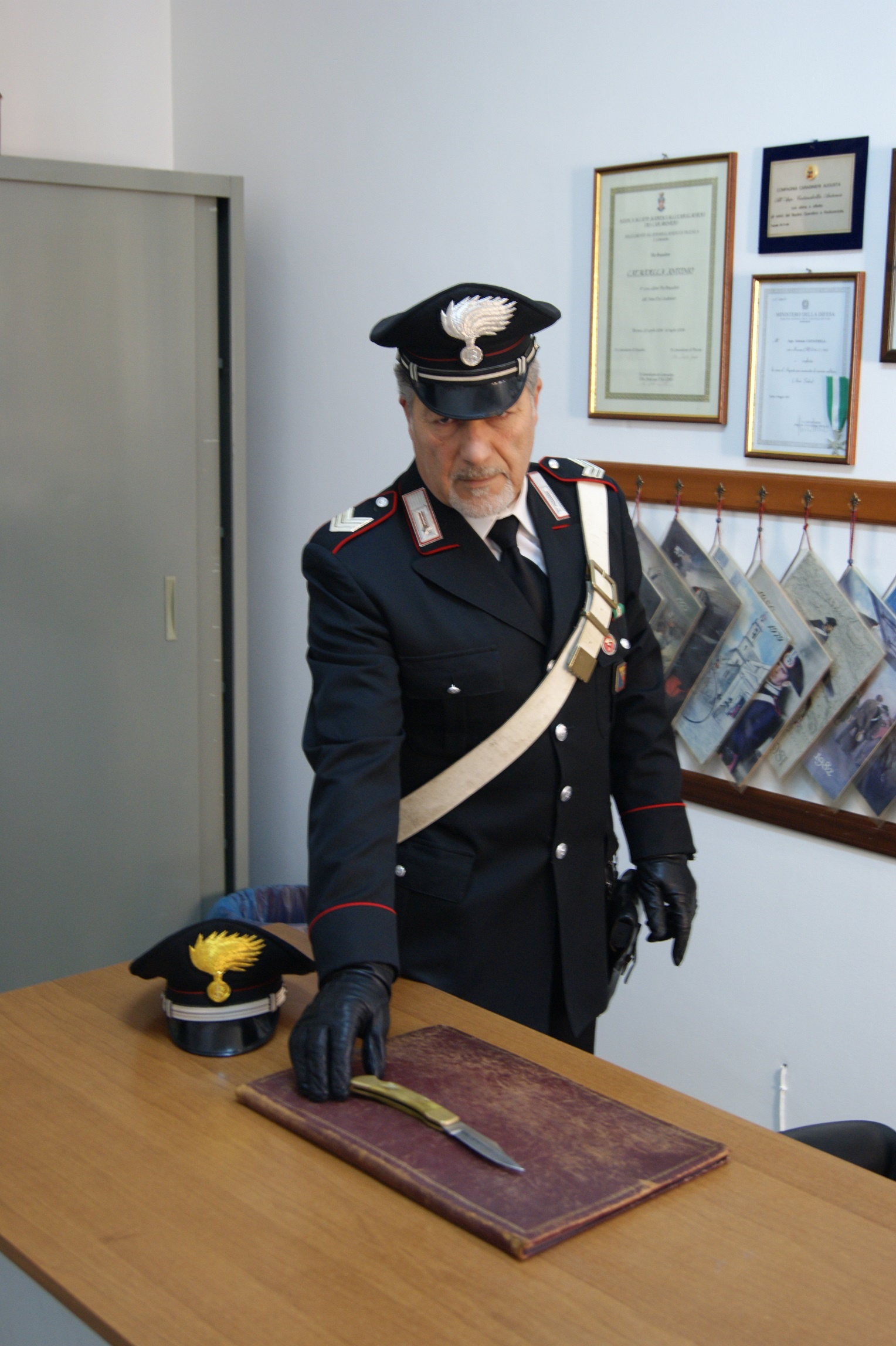 Palazzolo, 43enne armato di coltello inveisce contro i clienti di un bar. Arrestato dai Carabinieri