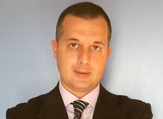 Siracusa. Candelari su deiezioni animali nel marciapiede del viale Riviera Dionisio il Grande