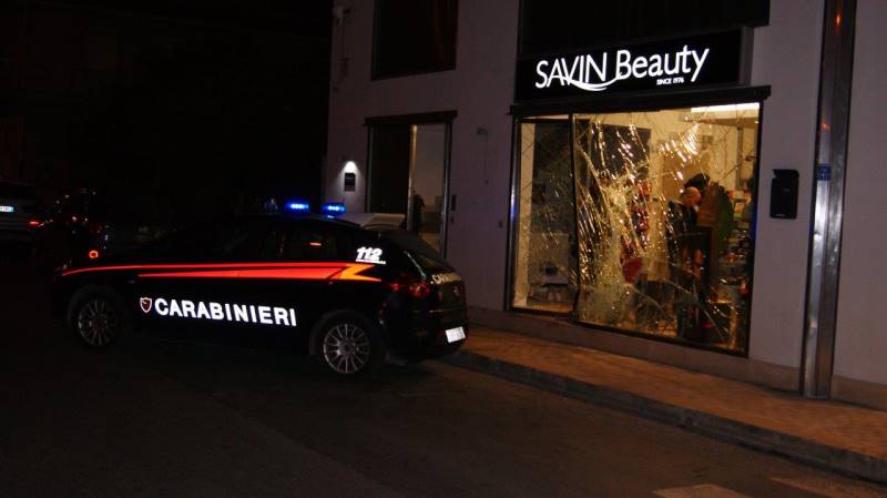 Rosolini. Furto in una profumeria con spaccata, indagini incorso dei Carabinieri