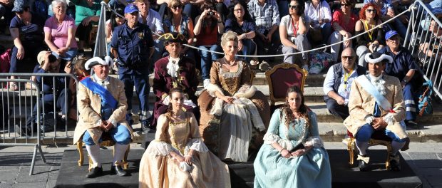 alcuni figuranti del Corteo in piazza Municipio