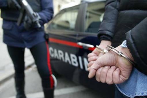 Siracusa, non si fa trovare in casa durante i controlli. Scattano le manette per un 27enne
