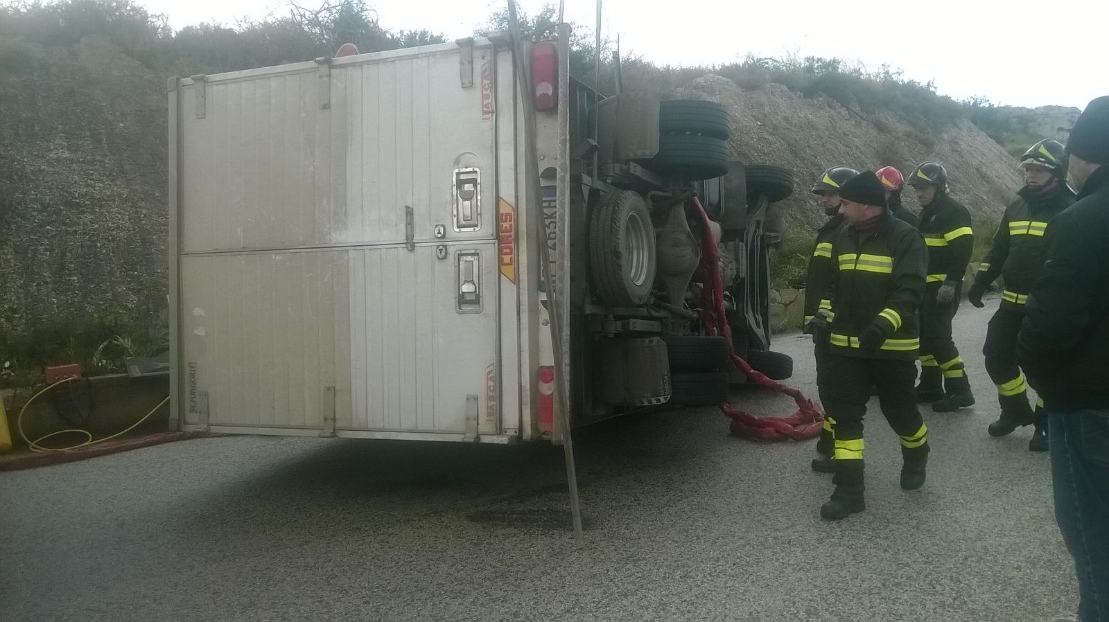 Siracusa. Camion ribaltato nello svincolo della SS 14