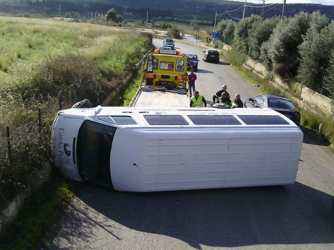 Siracusa. Mini bus ribaltato in Contrada Cavadonna