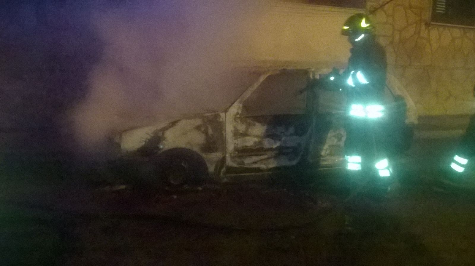Rosolini. Auto in fiamme nella notte in via Gorizia