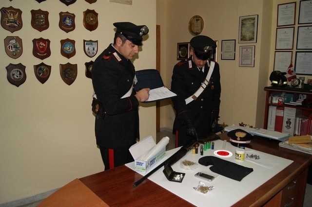Pachino. Droga e fucile da caccia nascosti in casa. Arrestato un 24enne dai Carabninieri
