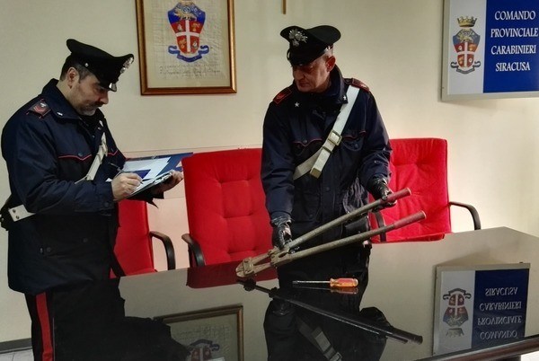 Siracusa. Ladri entrano in casa, rubano oro e televisori. Arrestato un 31enne dai Carabinieri