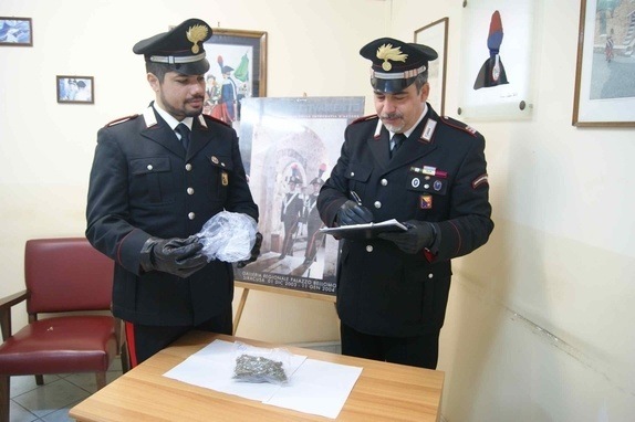 Pachino. Droga e fucile da caccia nascosti in casa. Arrestato un 24enne dai Carabninieri